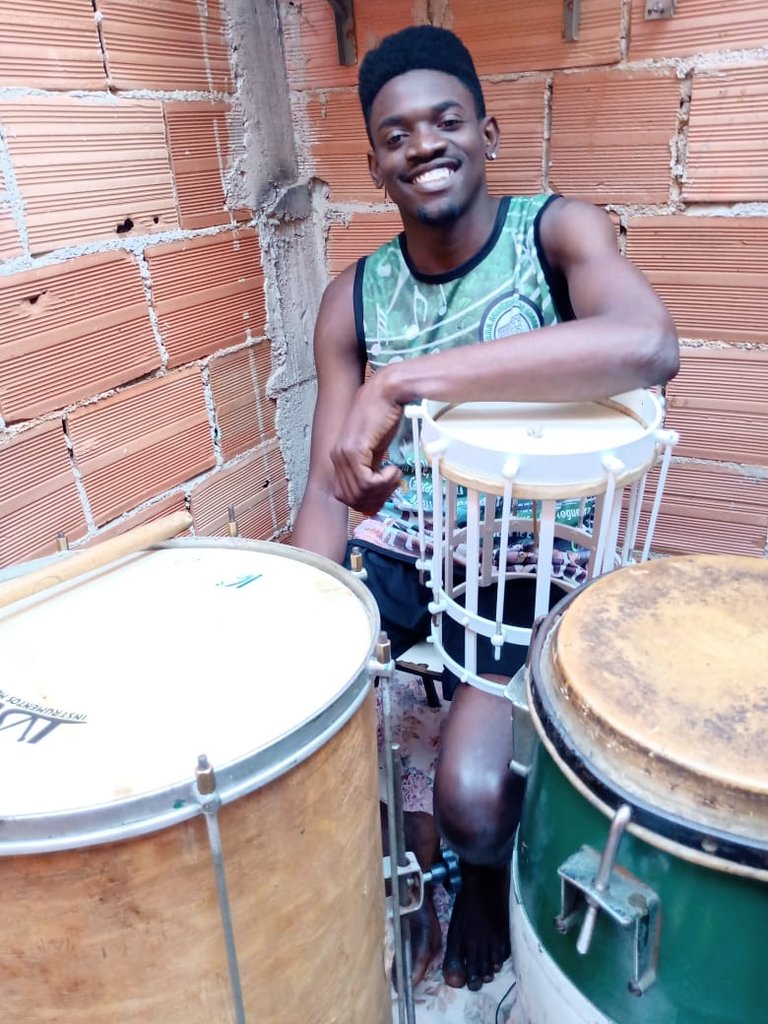 EryckQuirino's tweet photo. Em tempo de quarentena ensaio e gravação é na base do improviso msm !
Se o som saiu bacana é isso que importa 😉 #BrickStudios😅 #Cuíca #surdo #congas https://t.co/4cazwbcFmt