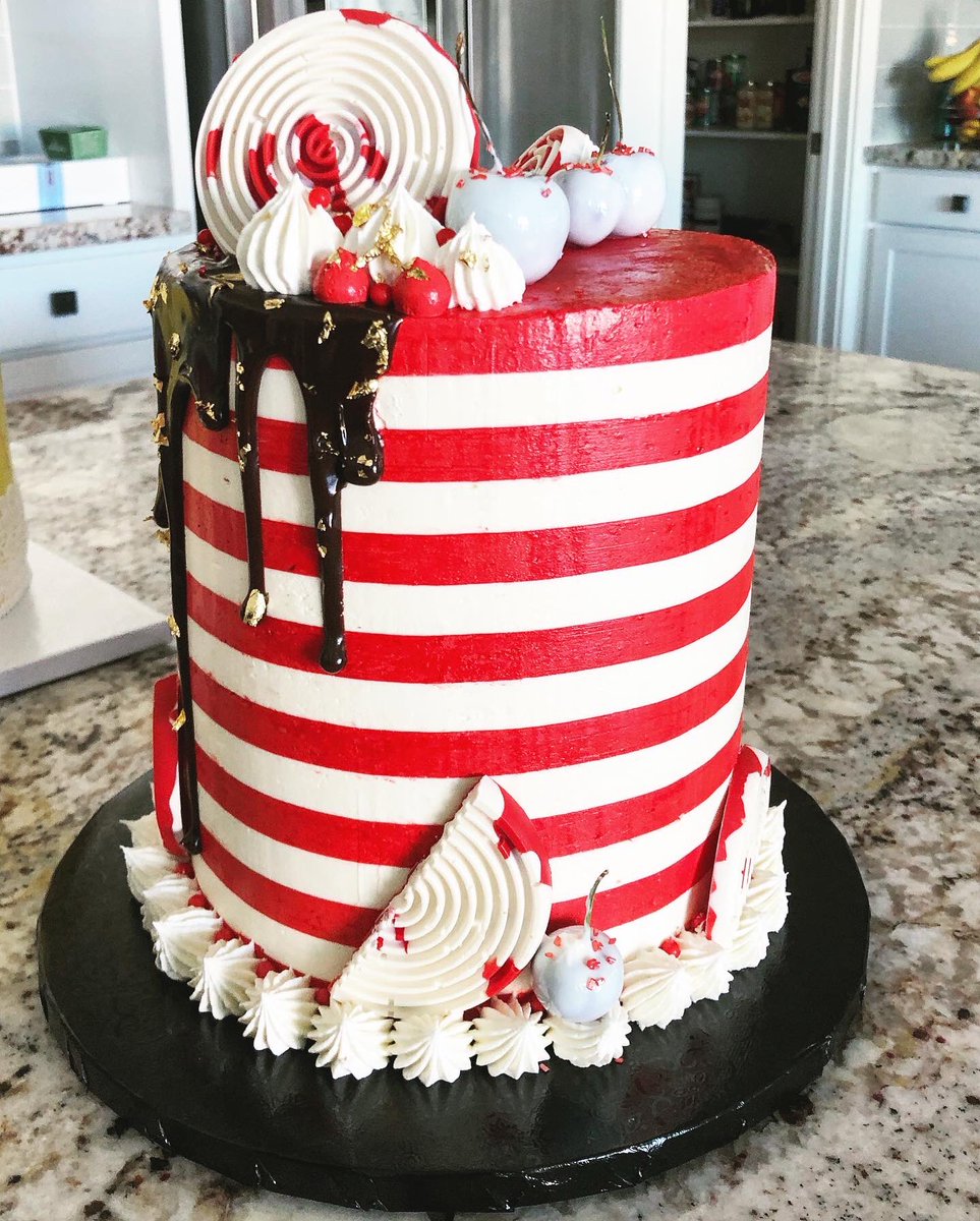 dandre_balaoing's tweet photo. All cakes should be double barrel. I mean, this red velvet is giving me ✨drama✨ https://t.co/9IPe3e8t1x