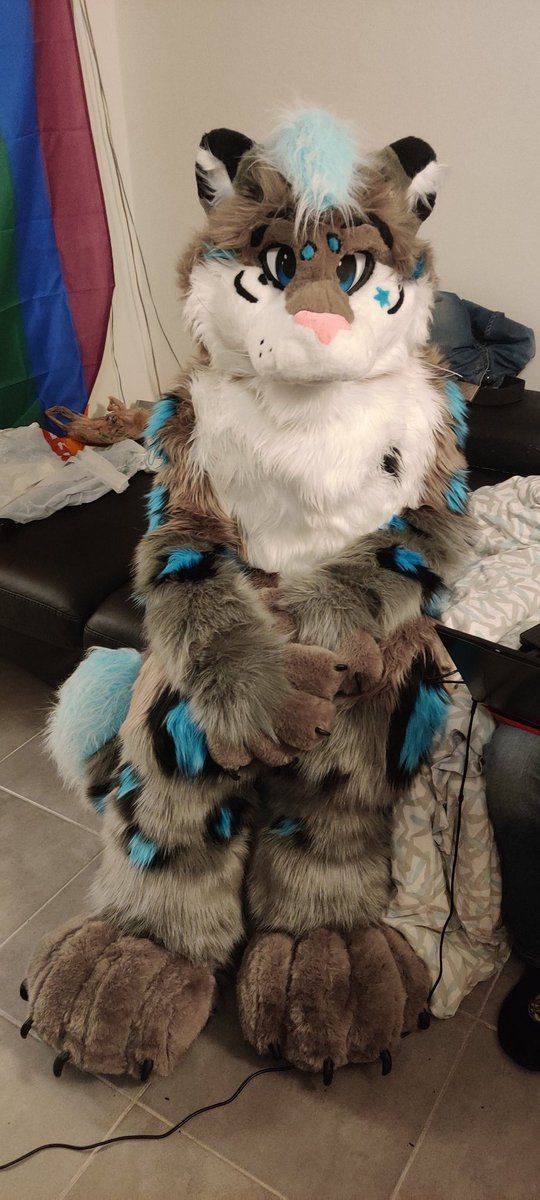 J'ai un mini moi sur le canapé !!
C'est encore <a href="/GuepardPerdu/">Le_guépard_perdu</a> qui s'amuse avec nos fursuits xD