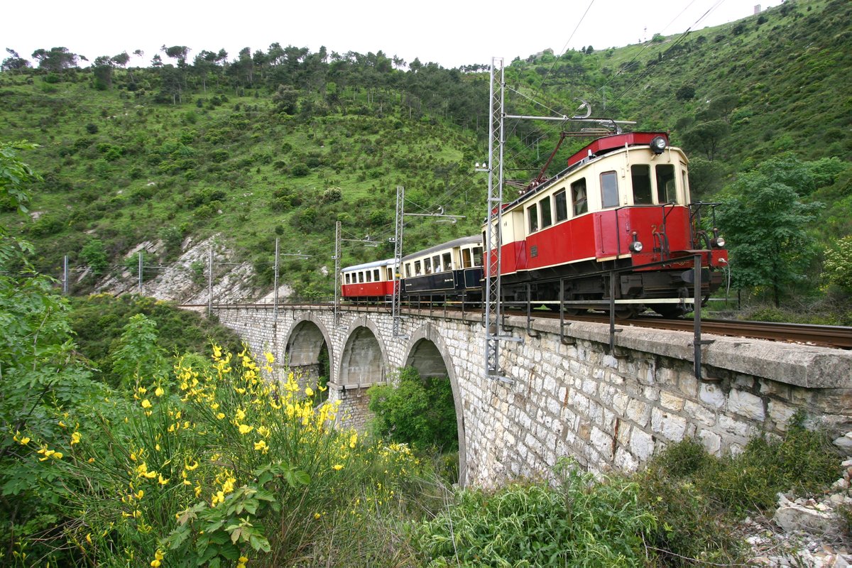 17/ In an era more concerned with the environmental costs of mass tourism, travellers can for sure be a core market to support the reopening of regular service of railways in shrinking peripheral areas, most having astounding beauties and an untapped "slow tourism" potential
