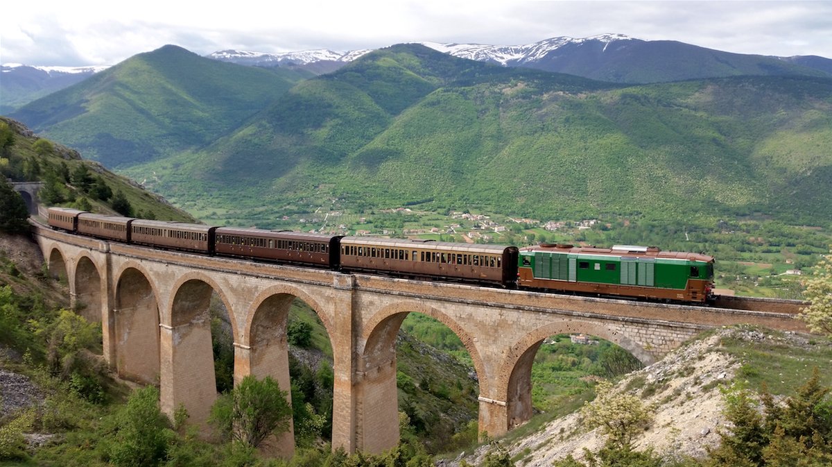 17/ In an era more concerned with the environmental costs of mass tourism, travellers can for sure be a core market to support the reopening of regular service of railways in shrinking peripheral areas, most having astounding beauties and an untapped "slow tourism" potential