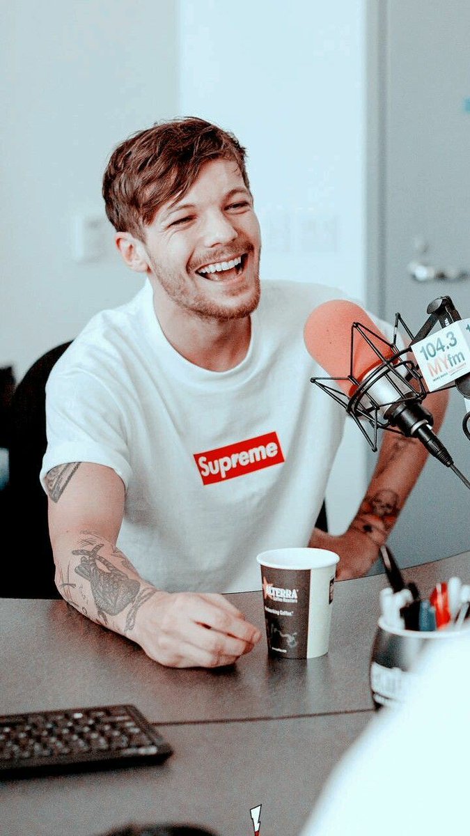 jeonbuba's tweet image. Louis Tomlinson

10% gosta de esportes 
10% inteligente
10% carismático
10% tem irmãos
10% não "gosta" de feijão
10% gosta de crianças 
10% gosta de roupas listradas 
10% brincalhão
10% ama futebol 
10% tem cara de bravo mas é um nenê