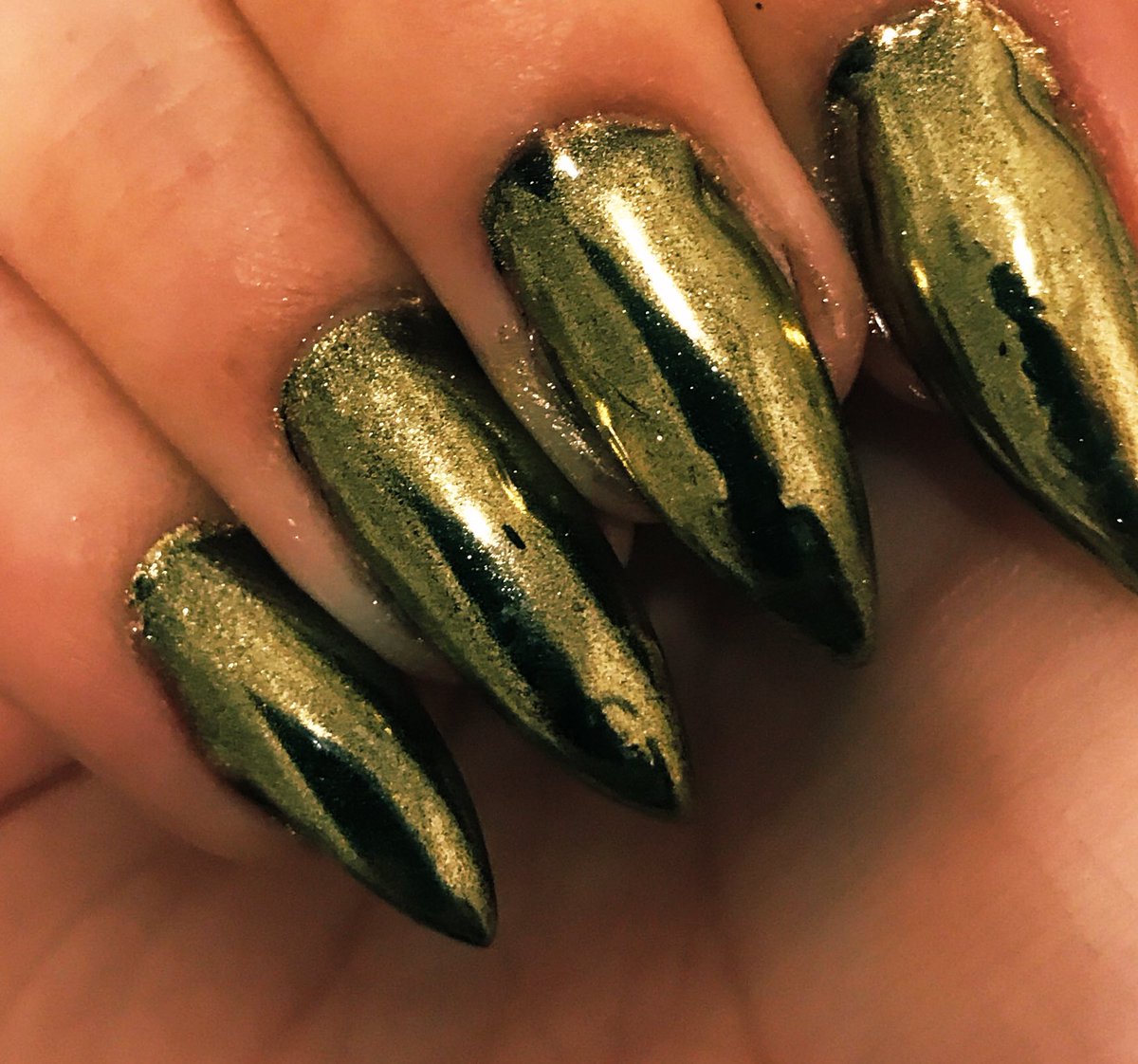 Lilithmyers97's tweet photo. New Nail color #Gold #StilettoNails #Chromepowder 🤍 https://t.co/UYVtZCGFz9