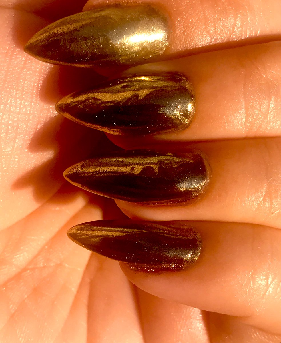 Lilithmyers97's tweet photo. New Nail color #Gold #StilettoNails #Chromepowder 🤍 https://t.co/UYVtZCGFz9