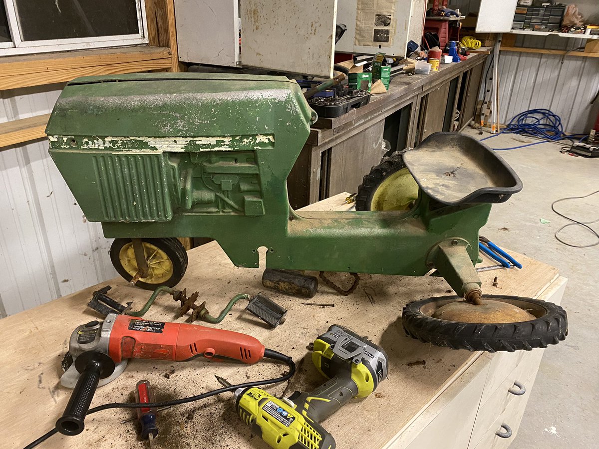 HorizonGM's tweet photo. Little project for me and Graham almost complete.  #pedaltractor, #nothingrunslikeadeere https://t.co/XEKiExjeuM