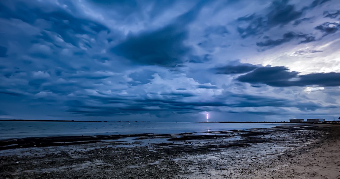 FloridianCreat1's tweet photo. Tonight’s Floridian Sunset ✌🏼⛈✌🏼 @StormHour 🖖🏼🌞🖖🏼 https://t.co/FNO3PSjr7Q