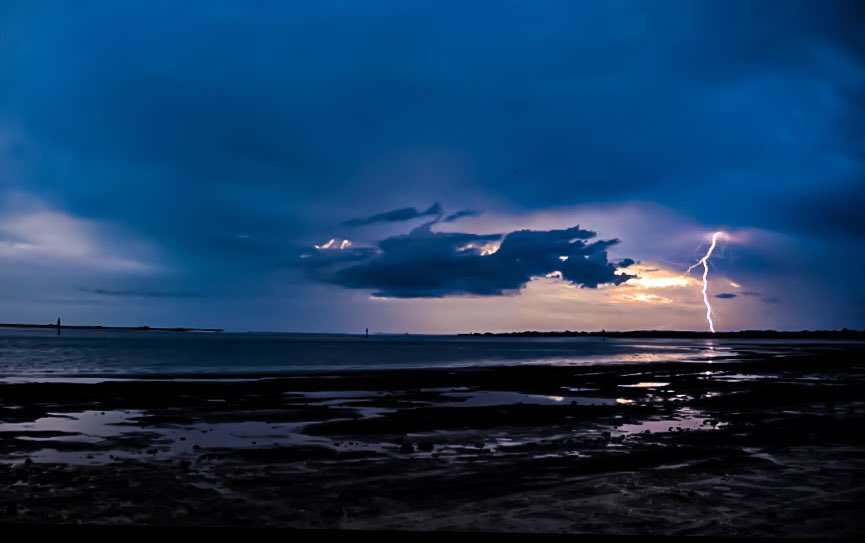 FloridianCreat1's tweet photo. Tonight’s Floridian Sunset ✌🏼⛈✌🏼 @StormHour 🖖🏼🌞🖖🏼 https://t.co/FNO3PSjr7Q