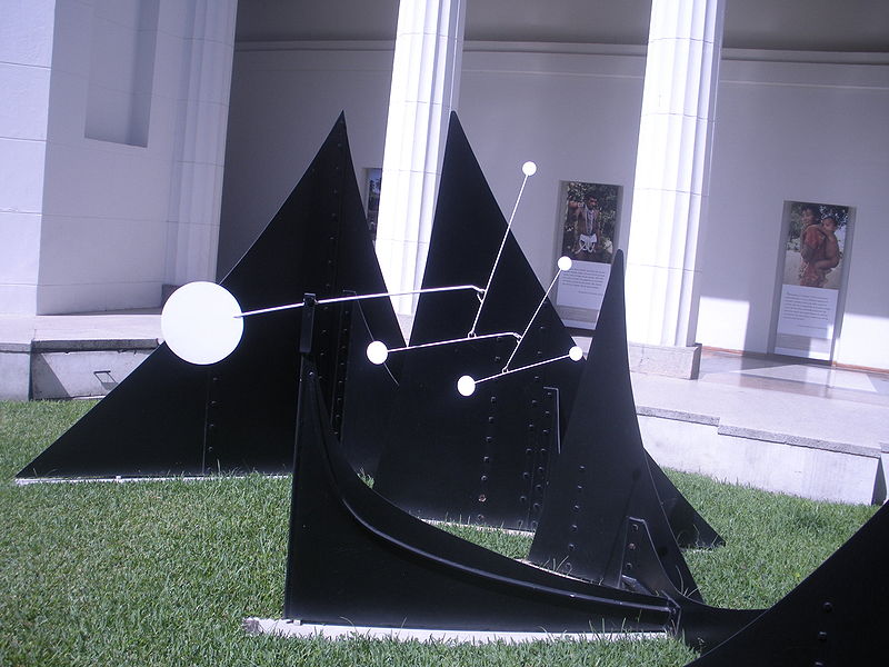 Una de las más bellas memorias de mi infancia son las nubes de #AlexanderCalder en el Aula Magna de la UCV. Obra maestra del arte, la ingeniería y la acústica. Este creador norteamericano nació el 22 de julio de 1898. Maestro de la escultura e inventor del móvil. #ArteYPoesia