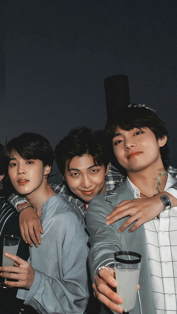 LathifaNabilla's tweet photo. Selamat pagi 💜 pagi pagi udh tranding aja BTS paved the way. Sukses trus yah bts ❣️kalo liat persahabatan mereka tuh, pengen rasanya punya persahabatan kaya mereka 💜💜💜💜 

#BTSPavedTheWay #btspaved https://t.co/fpAk6v28ml