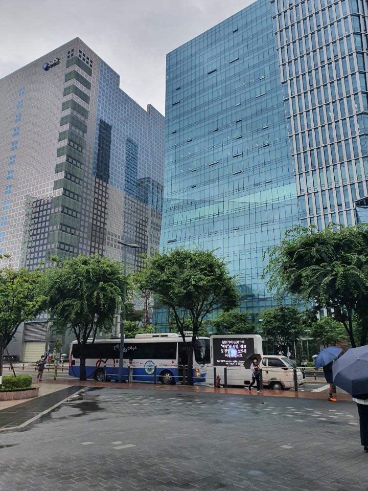 OT7Ahga's tweet photo. Showing the new video off to @YTN24 @withMBC &amp; @SBSNOW

#JYPE_HearOurDemands #JYP_아가새목소리를들어줘
@GOT7Official #GOT7 https://t.co/VWX4zVzlrp