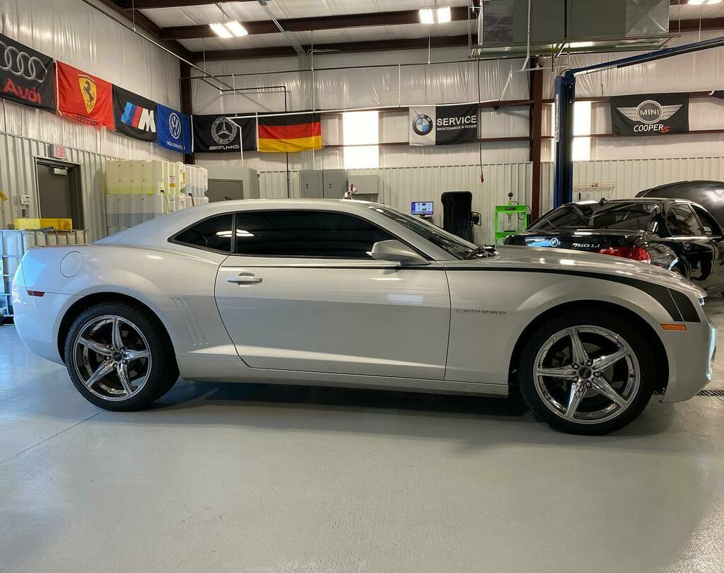 WatchJRGo1198's tweet photo. Who’s excited about the new project?! When the V6 Camaro leaves it’s going to be like a new car 💯 #WatchJRGo #chevy #camaro #cheapcamaro #v6camaro #gm #chevrolet #foosewheels #v6 #chevycamaro #chevroletcamaro #rscamaro #rallysport https://t.co/niQJjmnPkM https://t.co/EsOu9Juyw2