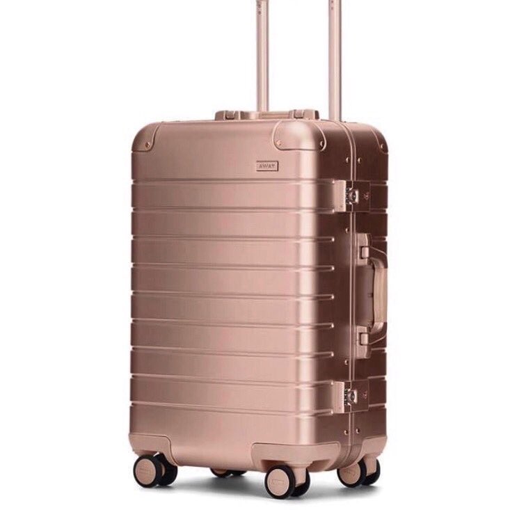 ScarlettPenford's tweet photo. ❣️🧳 #ScarlettSuggests ... 
👀👉🏻 beautiful  Rose Gold #Away @away brand luggage
.
#ScarlettLovesTravel 🚗#ScarlettLovesShopping 🛍
#luggage #lifestyle #travel #style #styleaddicted #suitcase #elegance #rosegold #shopping https://t.co/nen2puH2bC