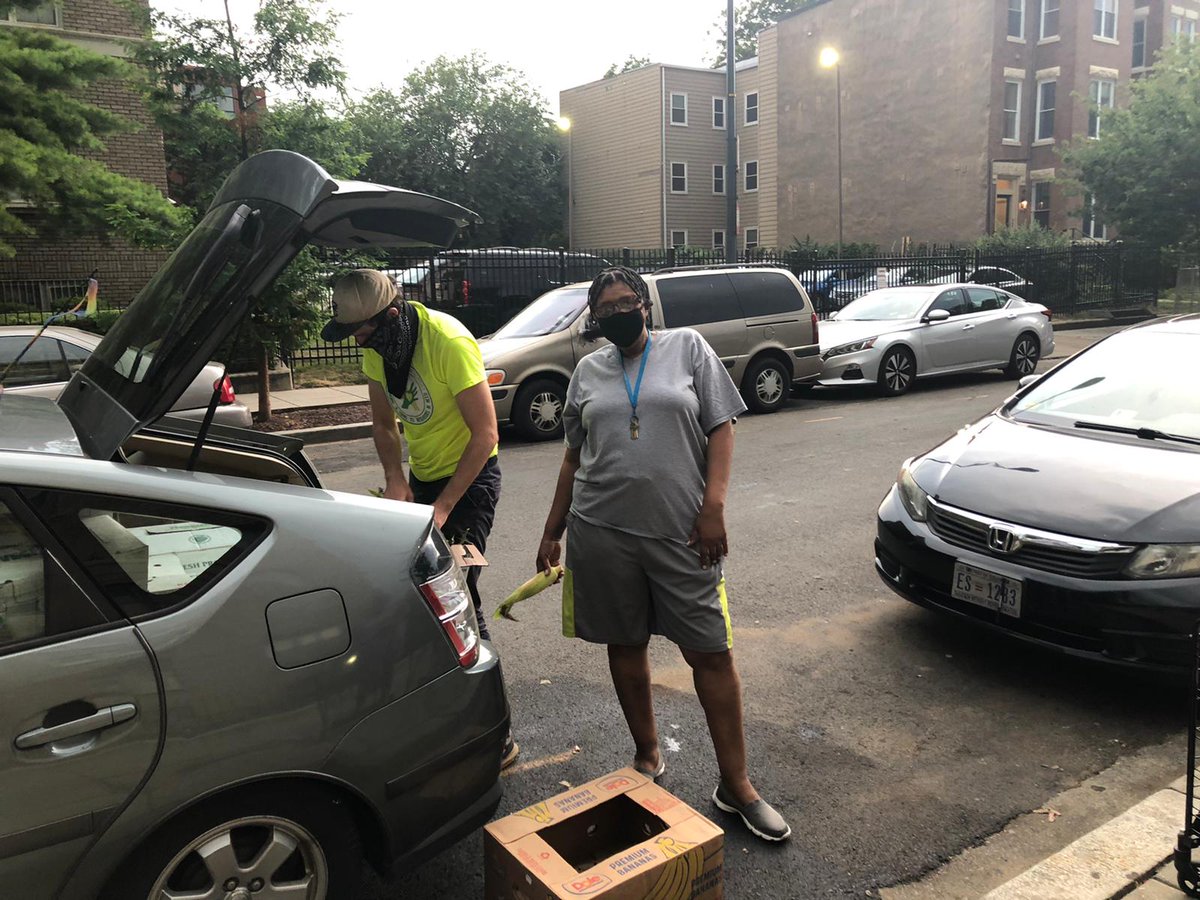 TheMAMDC's tweet photo. Thank you, Licking Creek Bend Farm and @FoodRescueDC
for your continued partnership! And s/o to Ms. Milagros, Ms. Diane, and Jose at Sarbin Towers for helping us deliver this fresh summer produce to our neighbors! #dc #dctogether #neighborshelpingneighbors #freshproduce https://t.co/bLiUF8o54S