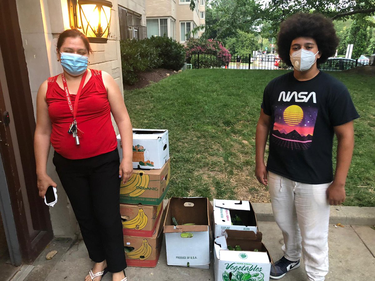TheMAMDC's tweet photo. Thank you, Licking Creek Bend Farm and @FoodRescueDC
for your continued partnership! And s/o to Ms. Milagros, Ms. Diane, and Jose at Sarbin Towers for helping us deliver this fresh summer produce to our neighbors! #dc #dctogether #neighborshelpingneighbors #freshproduce https://t.co/bLiUF8o54S