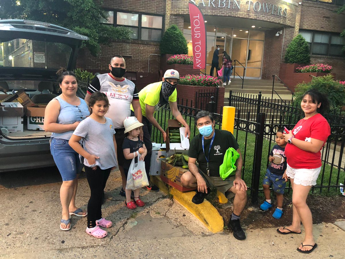 TheMAMDC's tweet photo. Thank you, Licking Creek Bend Farm and @FoodRescueDC
for your continued partnership! And s/o to Ms. Milagros, Ms. Diane, and Jose at Sarbin Towers for helping us deliver this fresh summer produce to our neighbors! #dc #dctogether #neighborshelpingneighbors #freshproduce https://t.co/bLiUF8o54S