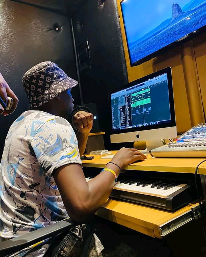 iamkamaliivan's tweet photo. Producer @Bigomah1 At work right here @mpakarecords 🎶
#Uganda 🇺🇬 🔥🔥 https://t.co/qnN6SqqE5y