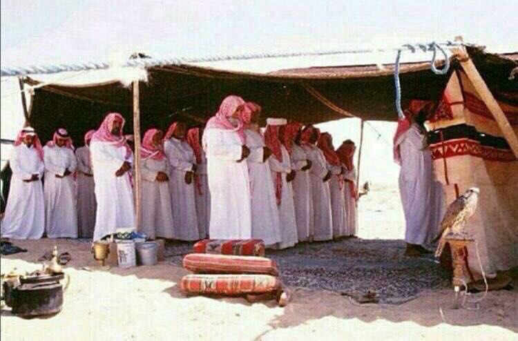 3asheqa_alj44's tweet photo. وقفنا عند بابك ما لنا مطلوب غير رضَاك*
  *معاصينا كبار وعفّوك اكبر من معاصينا "* https://t.co/aZIgJcoRL8