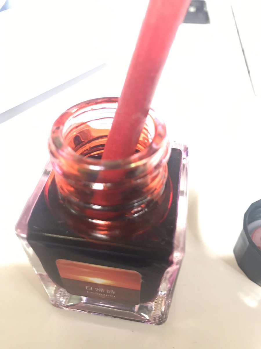 momocchan's tweet image. Endpaperさんの日帰時が来ました！早速からっぽペンに🎶
ガラスペンで書いてみたら、大好きな夕焼けのままで泣きそうになった☺️
皆様もこの素敵なインクがお迎えできますように!
#Endpaper
#日帰時