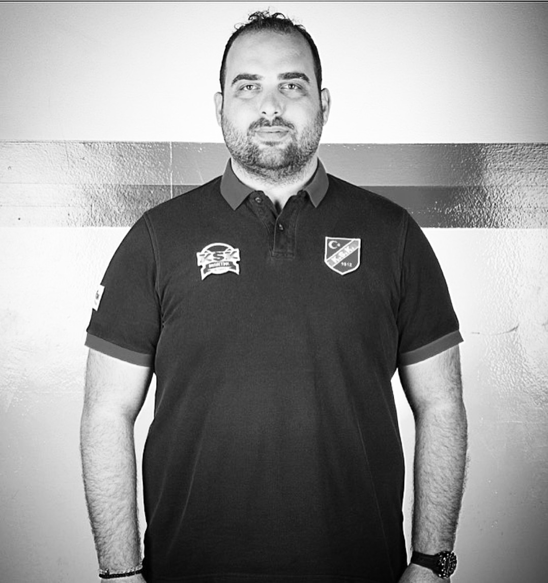 KSKyouth's tweet photo. Eski sporcumuz ve eski antrenörümüz Aytaç Kuru'nun vefat haberini büyük bir üzüntü ile almış bulunuyoruz.

Geçirdiği kalp krizi sonucu  genç yaşta vefat eden Aytaç Kuru'nun cenazesi ikindi namazını takiben Buca Muradiye Camii'nden kaldırılacaktır. https://t.co/s2e5Z36xNv