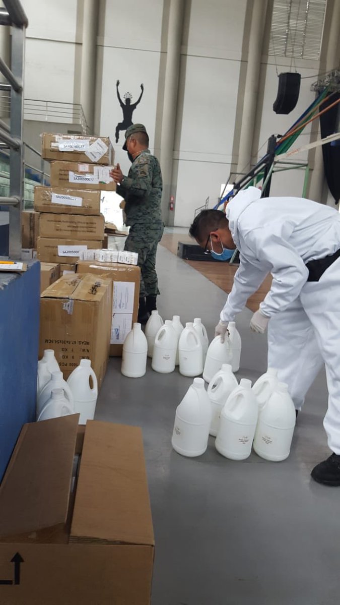 alcaldiagye's tweet photo. La ayuda para la ciudad de Quito continúa. Hoy llegó la segunda tanda de equipos, insumos y medicamentos que ayudarán a combatir la pandemia de Covid-19 en la capital. ¡Guayaquil es solidaria! 🤝 https://t.co/jHArhrABBQ