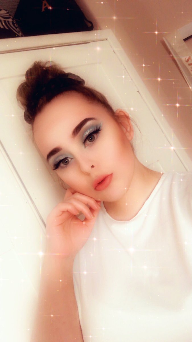 ambermarsh1's tweet photo. My fave makeup looks I’ve done so far during lockdown 🤙🏻🤙🏻 https://t.co/8pxiGpFjlL