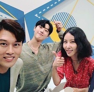 woodz_paraguay's tweet photo. [📸] [INFO] 
SeungYoun es el invitado especial para el primer episodio de la cuarta temporada de #WeeklyChinaNow 💙✨
-
-
-
-
-
#WOODZ #MOODZ #우즈 #무즈 #조승연 #파랗게 #LOVEMEHARDER #EQUAL https://t.co/z3KH1BZeyJ