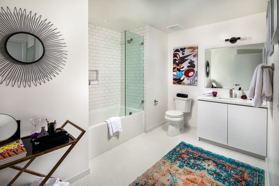 MariposaOn3rd's tweet photo. Our carefully curated elegant bathrooms with designer fixtures beam a soothing neutral aesthetic for residents. #MariposaOn3rd https://t.co/abg9TeK0rt