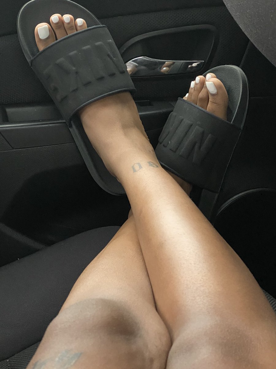 LadyLibraaa's tweet photo. Who wants new content? Long legs and white toes 🤍 #whitetoes #nike #longlegs #toes #feet #footfetish #toes #legs #blackfeet https://t.co/iZ7CyOW0gk