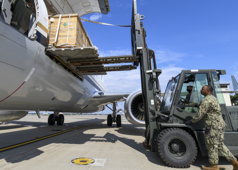 USPACOM's tweet photo. Servicememebers participate in a cargo evolution with a C-40A #Clipper assigned to the #Sunseekers of Fleet Logistics Support Squadron #VR58 on @NavyMisawa. #FlyNavy #Readiness #Aviation #FreeandOpenIndoPacific. https://t.co/NquFzsioge