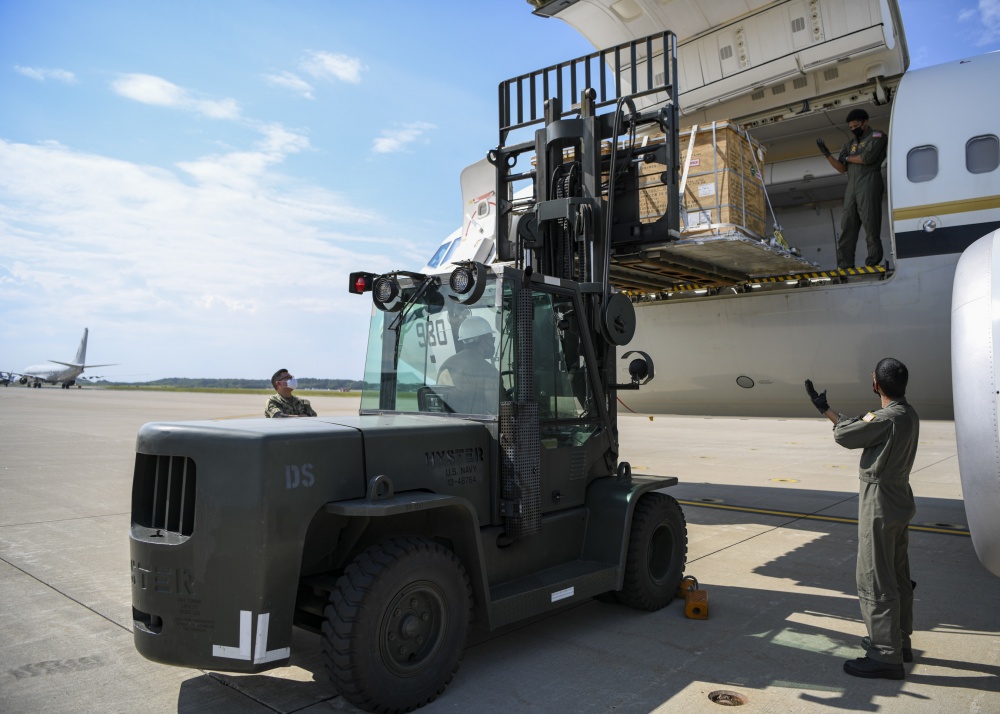 USPACOM's tweet photo. Servicememebers participate in a cargo evolution with a C-40A #Clipper assigned to the #Sunseekers of Fleet Logistics Support Squadron #VR58 on @NavyMisawa. #FlyNavy #Readiness #Aviation #FreeandOpenIndoPacific. https://t.co/NquFzsioge