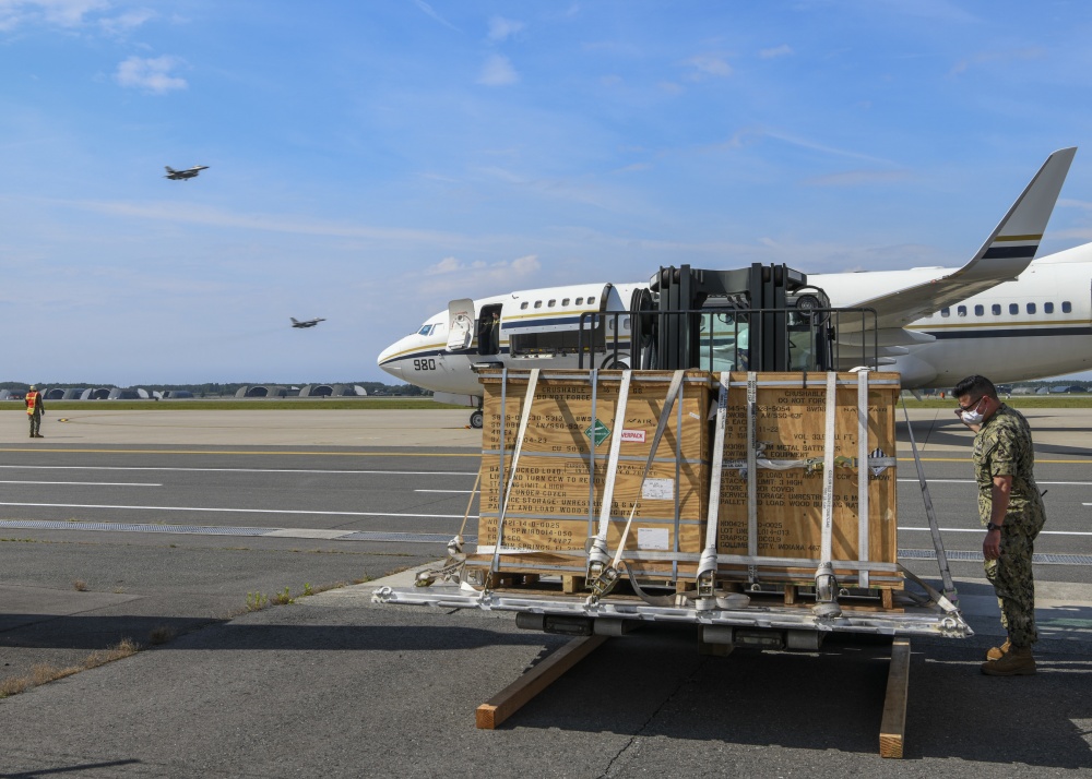 USPACOM's tweet photo. Servicememebers participate in a cargo evolution with a C-40A #Clipper assigned to the #Sunseekers of Fleet Logistics Support Squadron #VR58 on @NavyMisawa. #FlyNavy #Readiness #Aviation #FreeandOpenIndoPacific. https://t.co/NquFzsioge