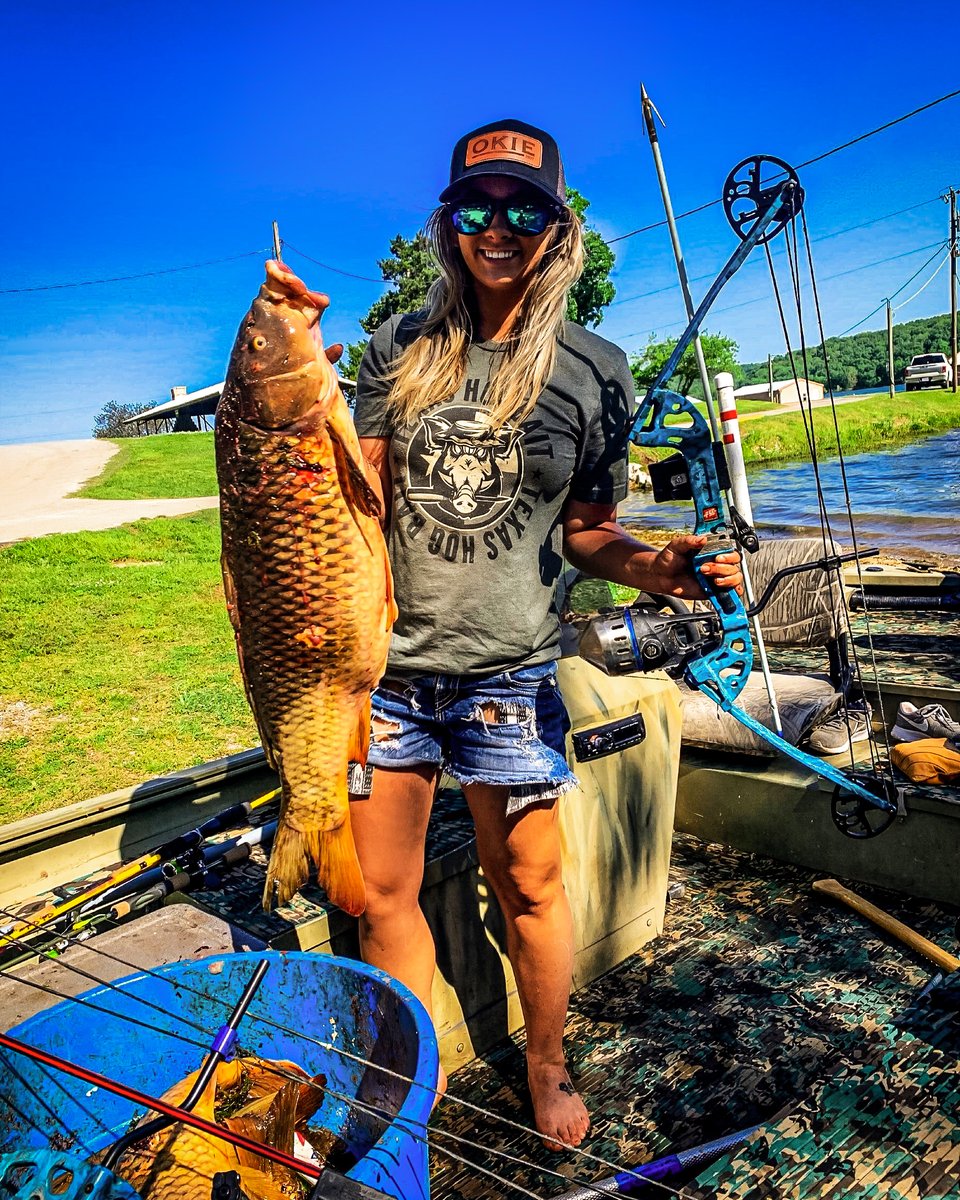 guidefitter's tweet image. If you&apos;ve never been bowfishing, you should give it a try—it&apos;s an endless amount of summertime fun! 

📷: Guidefitter member, Baylee Horner

#guidefitter #weliveforthis #bowfishing #carp #fishing #archery #bowfishinglife