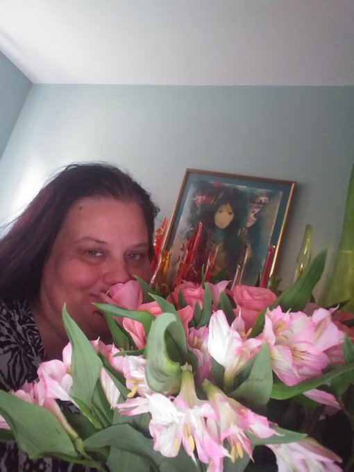 Someone sent me these gorgeous flowers today....no note came with them though https://t.co/XSw3f9b99<a href="/tag/bbwmattresssurfing"class="tags"><span>#bbwmattresssurfing</span></a>