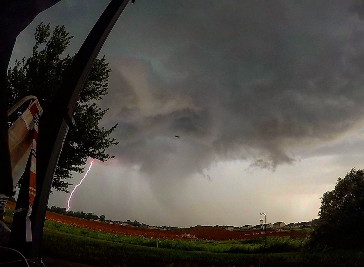 wxornotBG's tweet photo. And the thunder rolls in Warren County. #kywx https://t.co/fOuYZrqmm6