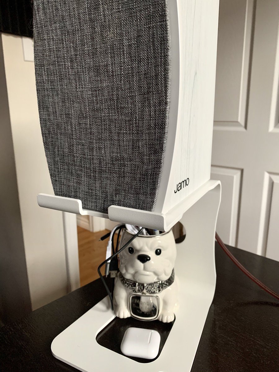 paasstah's tweet photo. So much room for activities on my desk now! Thanks @Zeospantera 

#jamo #soundrise #speakers #speakerstands https://t.co/yKEmqAbpv9