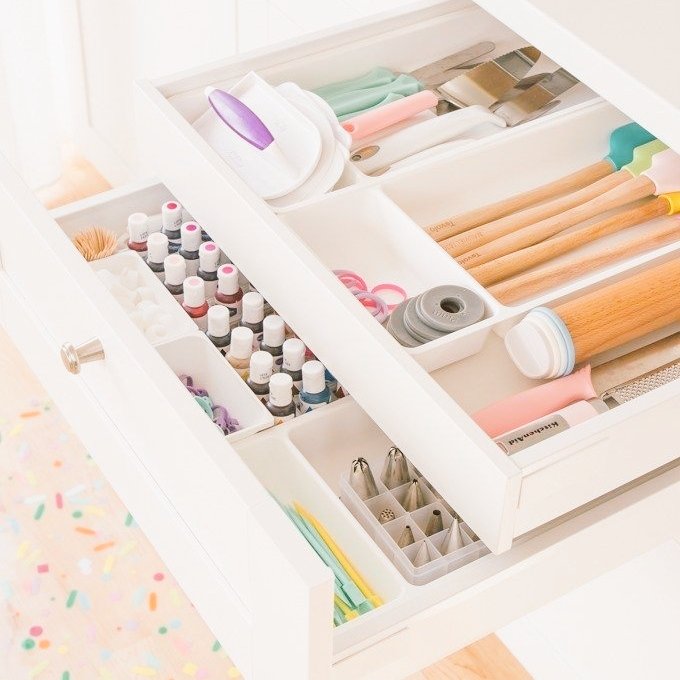 __AdelineA's tweet photo. Preciosa, dijiste no regalos pero ya tenía todo elegido y me emocioné con el pastel.

Espero tu día haya sido mágico y que siga siéndolo. Nos vemos en un ratito. 💙 https://t.co/jvZHYOVsVn