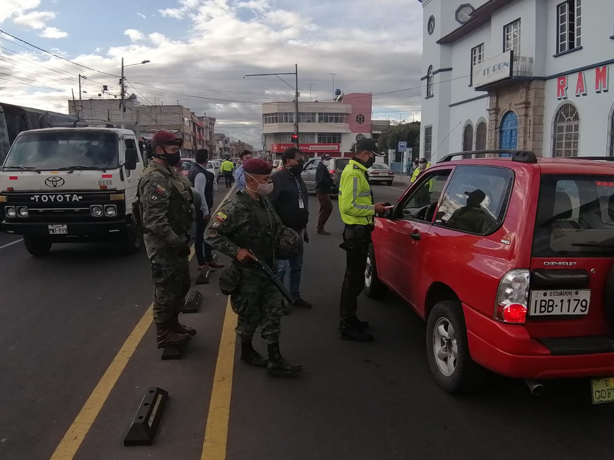 Gober_Cotopaxi's tweet photo. Bajo la coordinación del gobernador @GHector_Oficial se realiza operativos de control en la ciudad de Latacunga en coordinación con @PoliciaEcuador, @EjercitoECU, @BomberosLtga y @gadlatacunga Cuidamos tu seguridad
#EntreTodosNosCuidamos
#TrabajamosPorTuSeguridad
#HéctorGonzález https://t.co/KXImuck909