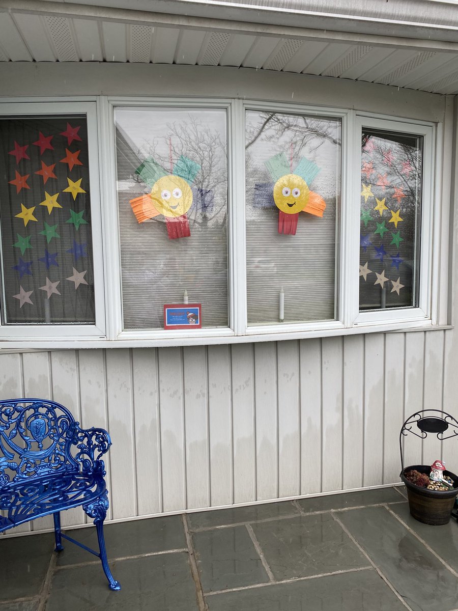⁦<a href="/thirtymommy/">scherrie d</a>⁩ our rainbow 🌈 window for children to see on their neighborhood walk #30chat