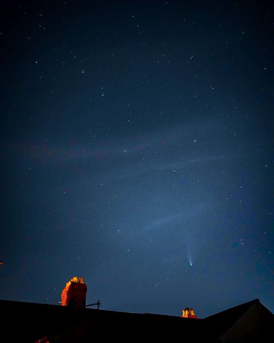 davidgoodfield's tweet photo. #NeowiseComet and #UrsaMajor over the roof tops of #Cardiff #theskyatnight #stargazing https://t.co/CcSDSzw2tv