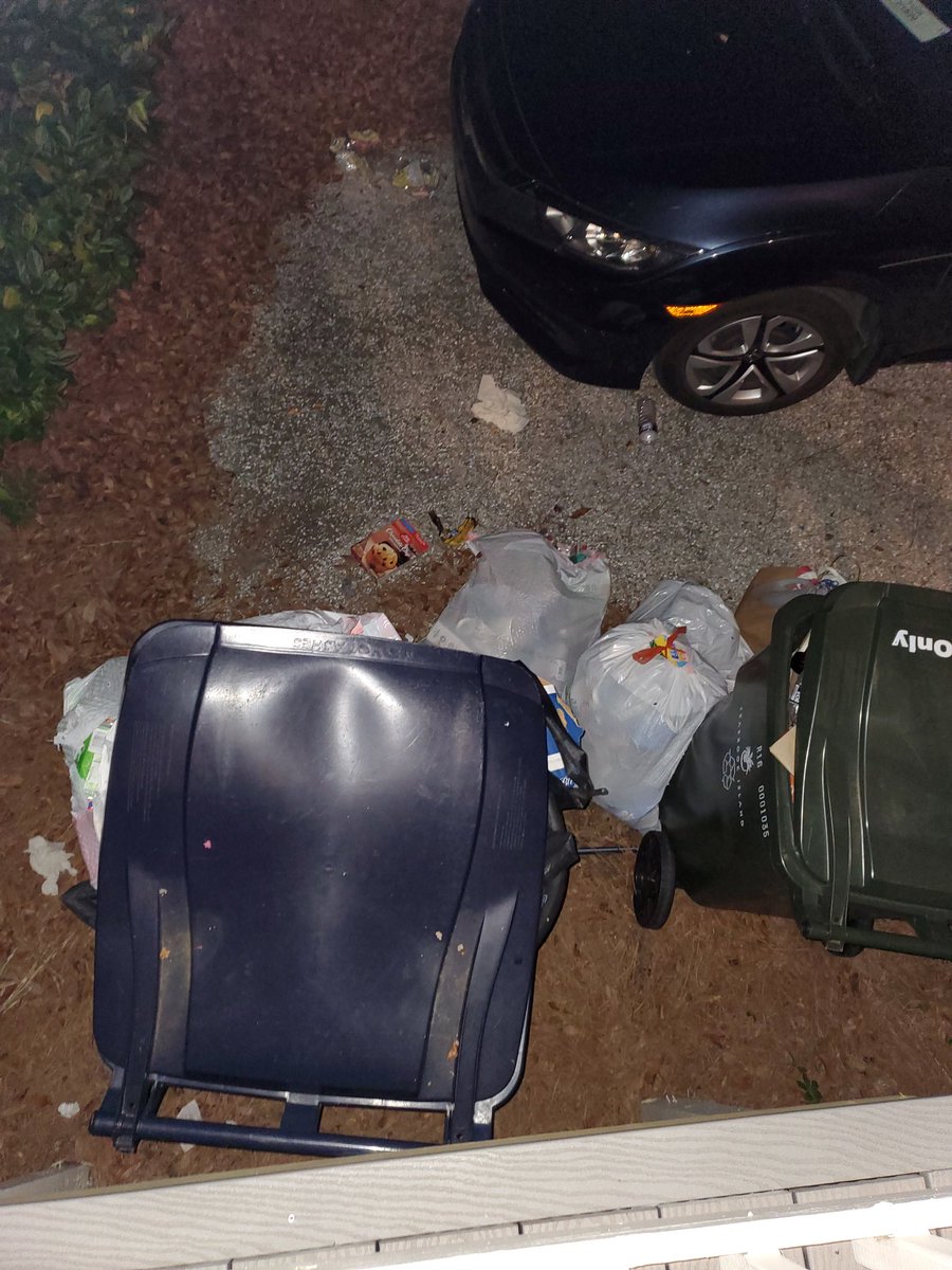 ranieperkins's tweet photo. @vrbo
@vacasarentals 
This too, greeted us upon arrival. Finally on our last day the garbage was picked up! Nice..how you block all the bad reviews in 2020 on this property! https://t.co/Z50NI5GPwu