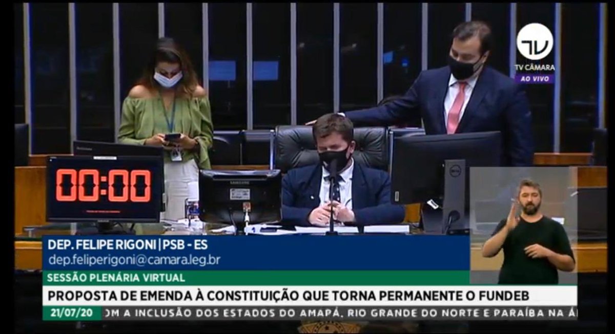 ferreirinharj's tweet photo. Dia histórico, cena histórica!
@rigoni_felipe, o primeiro deputado federal cego do Brasil e um dos melhores parlamentares da atual legislatura, sentado simbolicamente na cadeira de presidente da Câmara dos Deputados 👏
#APROVAFUNDEBJA #AprovaFundeb https://t.co/UsAdrclwDG