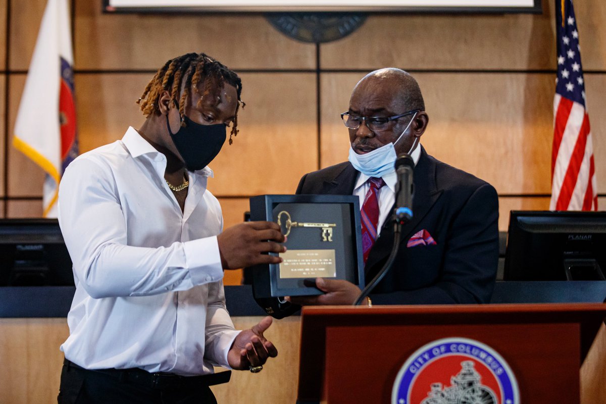 HailStateFB's tweet photo. Kylin Hill was presented the key to the city in his hometown of Columbus, Mississippi, tonight. 

Congratulations, @H_Kylin 👊

#HailState🐶 https://t.co/32z1HwrHrG
