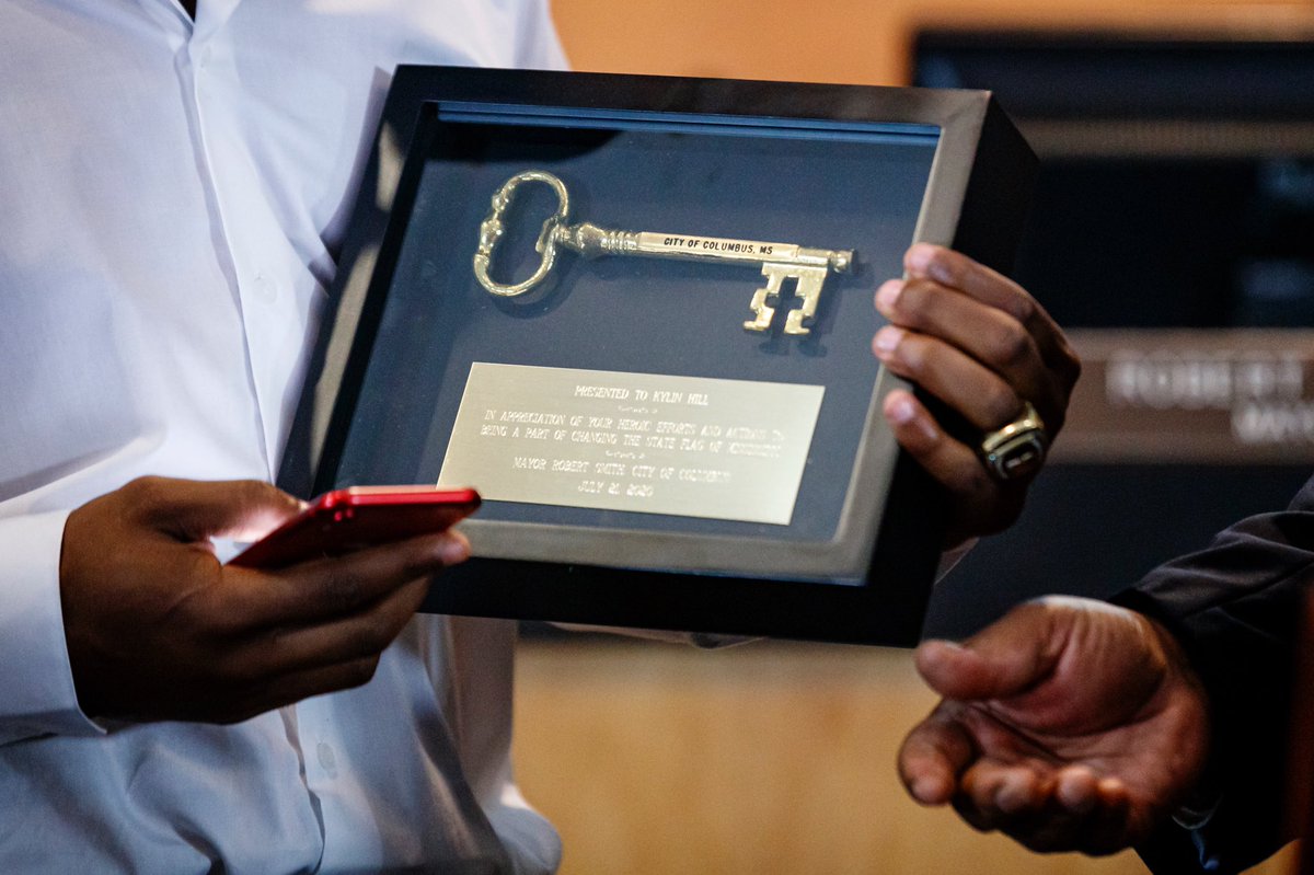 HailStateFB's tweet photo. Kylin Hill was presented the key to the city in his hometown of Columbus, Mississippi, tonight. 

Congratulations, @H_Kylin 👊

#HailState🐶 https://t.co/32z1HwrHrG