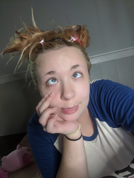 The #prestreamlewk for today. We rocking the hasn't been brushed in two days space buns uwu https://t<a href="/tag/prestreamlewk"class="tags">#prestreamlewk</a>