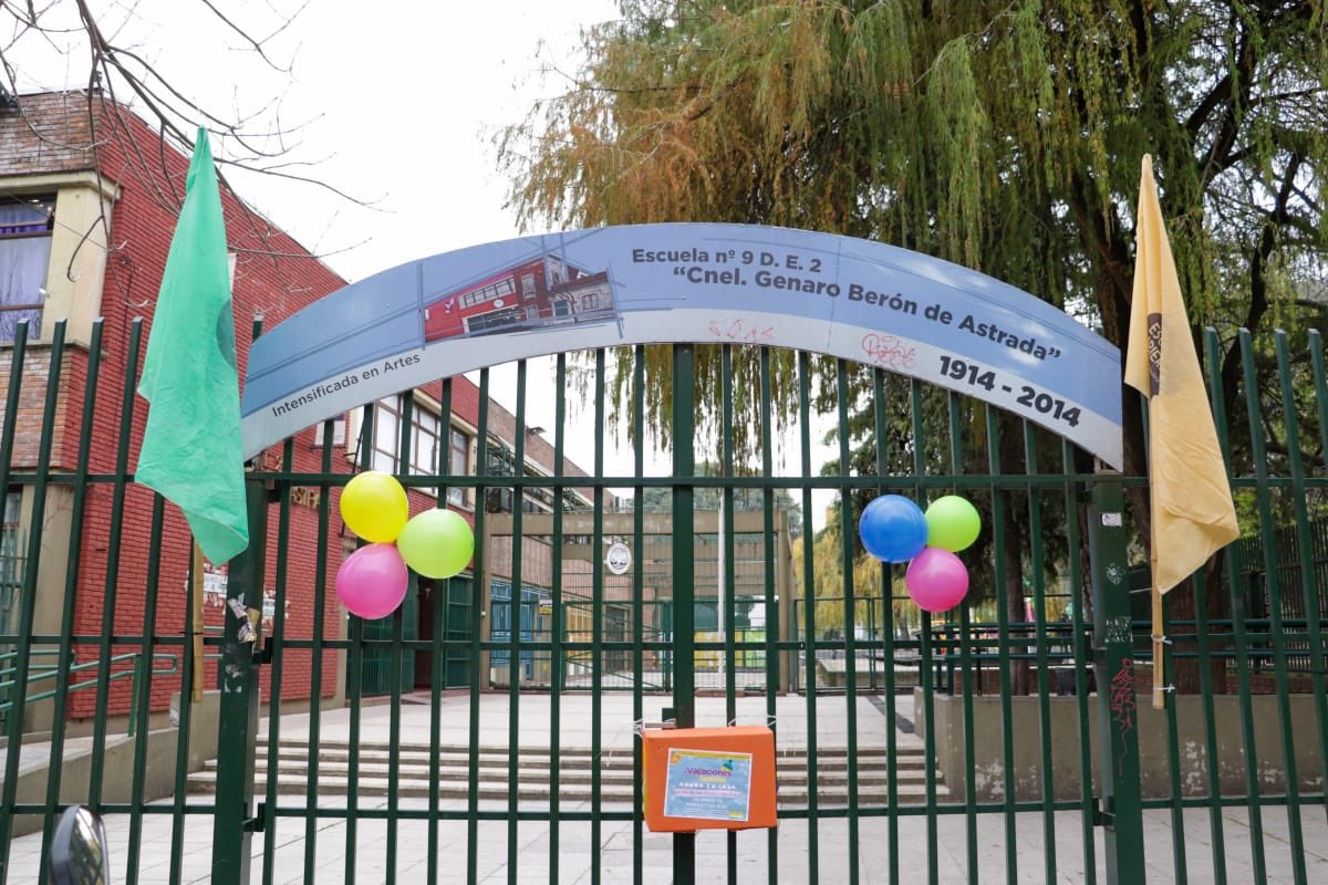 Hoy se instalaron buzones en las puertas de las escuelas de la Ciudad 🏫 En donde los niños, niñas y jóvenes que participan de «Vacaciones en la Escuela invierno 2020» ❄ podrán depositar producciones realizadas en casa, con las que luego se realizará un mural.
#MásEscuela