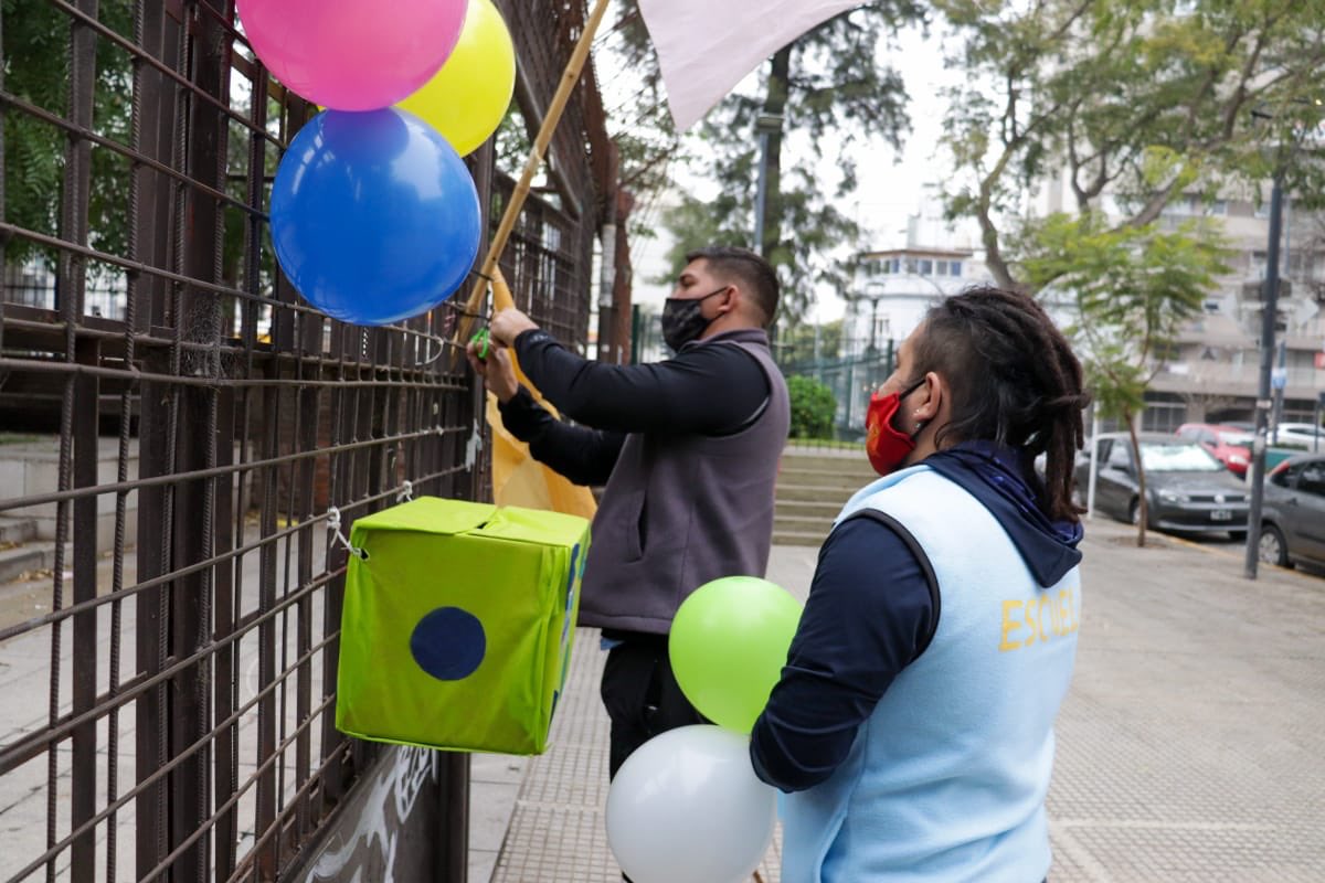 fabian_capponi's tweet photo. Hoy se instalaron buzones en las puertas de las escuelas de la Ciudad 🏫 En donde los niños, niñas y jóvenes que participan de «Vacaciones en la Escuela invierno 2020» ❄ podrán depositar producciones realizadas en casa, con las que luego se realizará un mural.
#MásEscuela https://t.co/2E6MxNzq0I