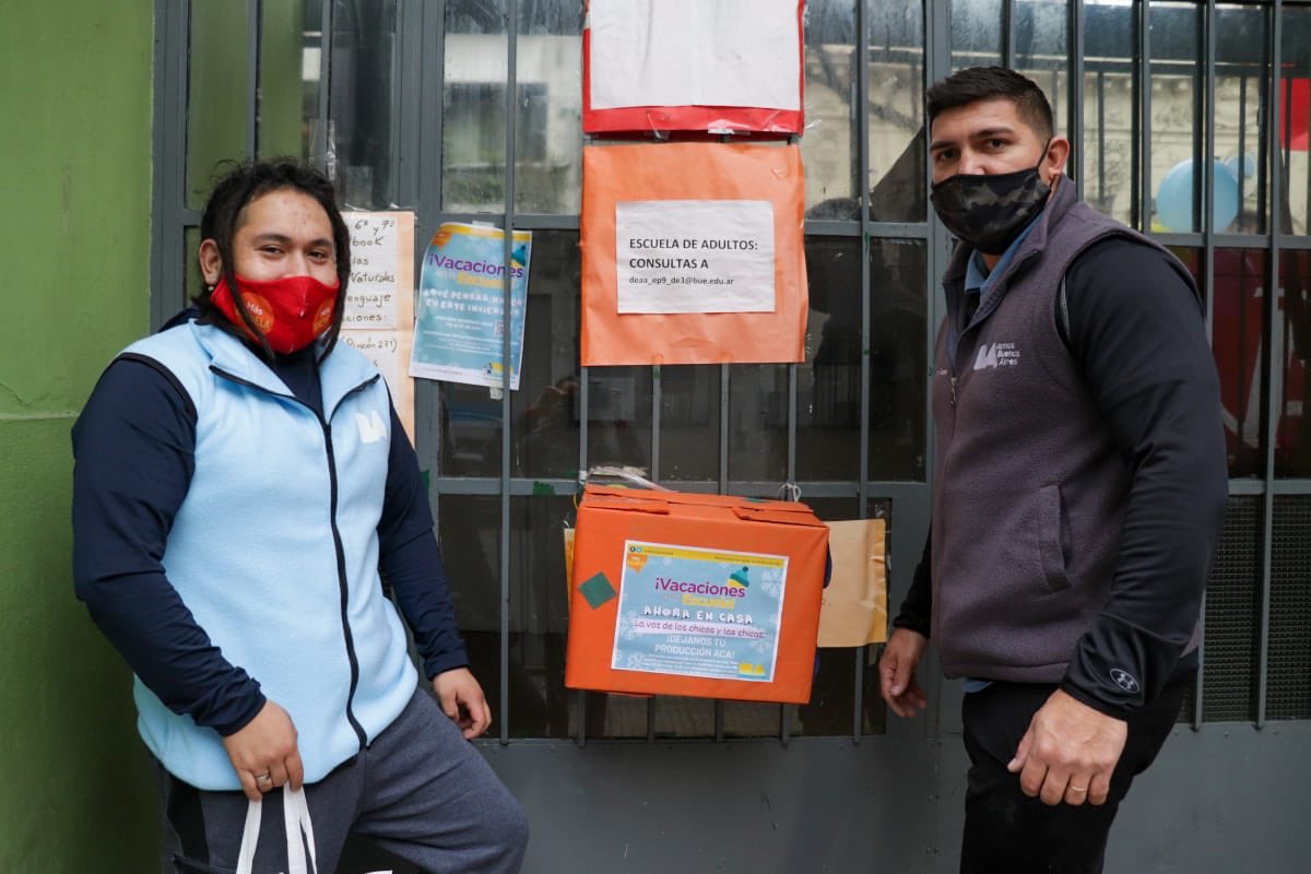 fabian_capponi's tweet photo. Hoy se instalaron buzones en las puertas de las escuelas de la Ciudad 🏫 En donde los niños, niñas y jóvenes que participan de «Vacaciones en la Escuela invierno 2020» ❄ podrán depositar producciones realizadas en casa, con las que luego se realizará un mural.
#MásEscuela https://t.co/2E6MxNzq0I