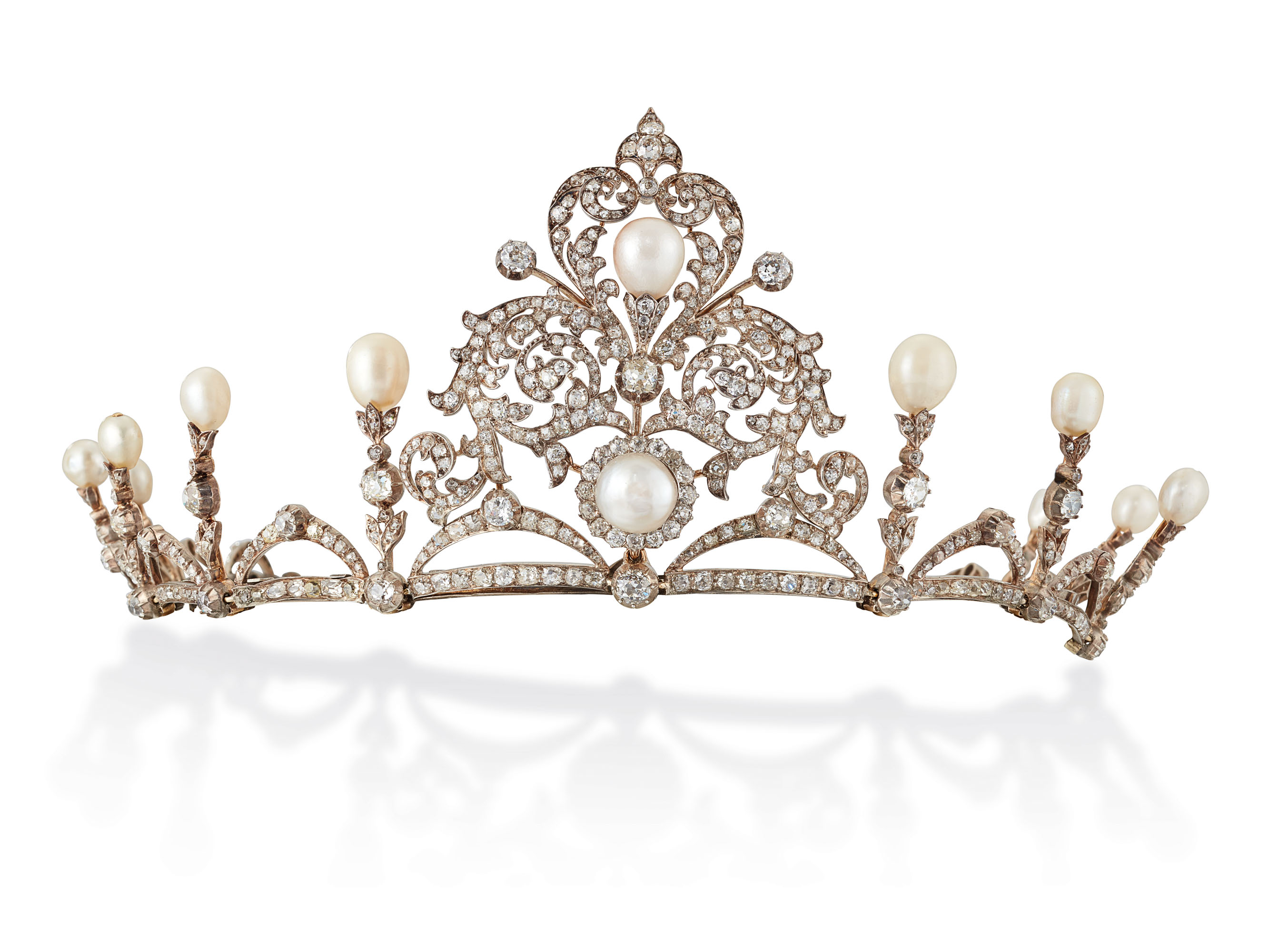 The Royal Watcher A Twitteren Royaljewelsatauction A Pearl And Diamond Tiara Necklace From The Collection Of The Late Gloria Dowager Countess Bathurst On Auction At The Christie S Important Jewels Sale In