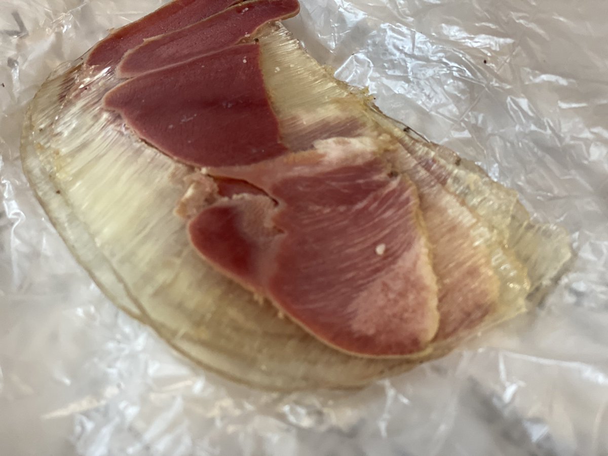 toyaku's tweet image. 新たな痛風食を見つけてしまった。牛タンの煮凝り。これはパーティーにぴったり。当分パーティーは無いと思うが。 #beeftongue #aspic