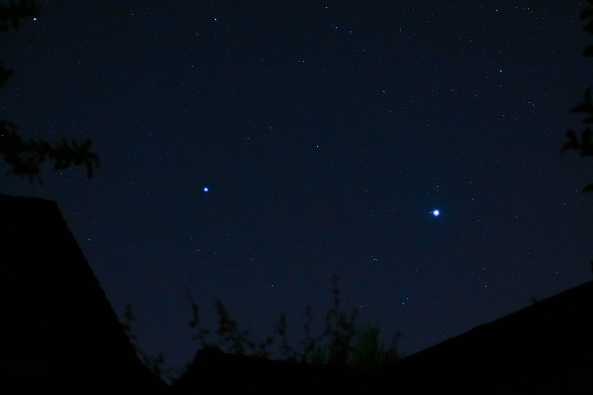 MargotSenden's tweet image. tja @ancovanhal, ik kon natuurlijk niet achterblijven😉. Omdat ik toch buiten stond en Jupiter en Saturnus  momenteel zo mooi zichtbaar zijn, heb ik die ook maar meteen vastgelegd incl. maantjes lijkt het, @govertschilling, @Roel_vdHeijden klopt dat?
70mm, f5.6, 5 sec, iso 800